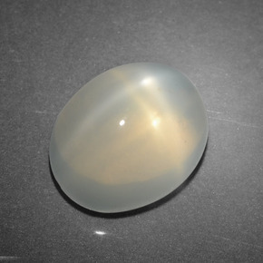 Pierre de lune étoilée crème naturelle coupe ovale, 4,02 ct, translucide