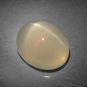 Pierre de lune étoilée Crème naturelle Coupe ovale, 3.90 ct, Translucide
