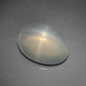 Pierre de lune étoilée Crème naturelle Coupe ovale, 3.50 ct, Translucide