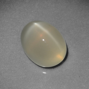 Pierre de lune étoilée crème naturelle coupe ovale, 2,87 ct, translucide