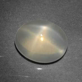 Pierre de lune étoilée crème naturelle coupe ovale, 3,76 ct, translucide