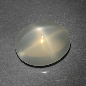 Pierre de lune étoilée crème naturelle coupe ovale, 3,76 ct, translucide