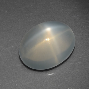 Pierre de lune étoilée blanc naturelle coupe ovale, 2,55 ct, translucide