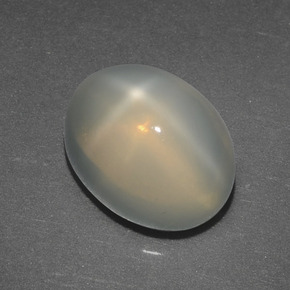 Pierre de lune étoilée crème naturelle coupe ovale, 2,72 ct, translucide