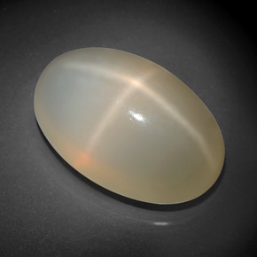 Pierre de lune étoilée crème naturelle coupe ovale, 33,90 ct, translucide