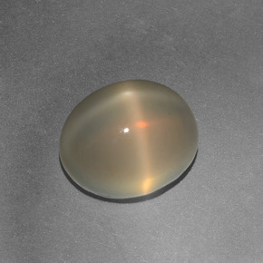 Pierre de lune étoilée crème naturelle coupe ovale, 4,97 ct, translucide