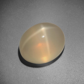 Pierre de lune étoilée crème naturelle coupe ovale, 5,51 ct, translucide
