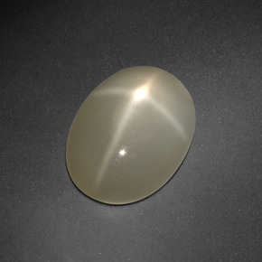 Pierre de lune étoilée crème naturelle coupe ovale, 6,69 ct, translucide