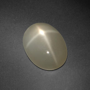 Pierre de lune étoilée crème naturelle coupe ovale, 6,69 ct, translucide