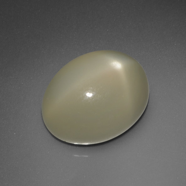 Pierre de lune étoilée jaune naturelle coupe ovale, 7,34 ct, translucide