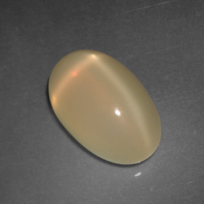 Pierre de lune étoilée doré naturelle coupe ovale, 4,95 ct, translucide