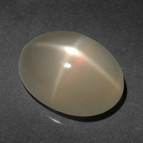 Pierre de lune étoilée crème naturelle coupe ovale, 6,65 ct, translucide