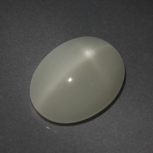 Pierre de lune étoilée blanc naturelle coupe ovale, 7,01 ct, translucide