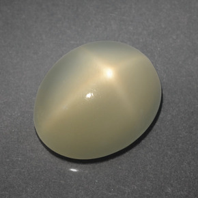 Pierre de lune étoilée crème naturelle coupe ovale, 4,06 ct, translucide