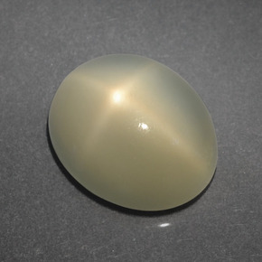 Pierre de lune étoilée crème naturelle coupe ovale, 4,06 ct, translucide