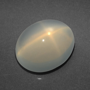 Pierre de lune étoilée crème naturelle coupe ovale, 4,36 ct, translucide