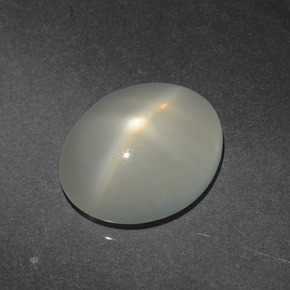 Pierre de lune étoilée crème naturelle coupe ovale, 3,08 ct, translucide