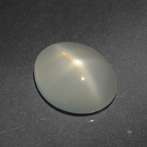 Pierre de lune étoilée crème naturelle coupe ovale, 3,08 ct, translucide