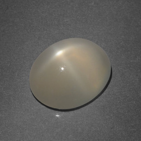 Pierre de lune étoilée crème naturelle coupe ovale, 3,86 ct, translucide