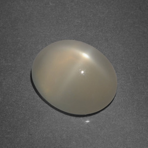 Pierre de lune étoilée crème naturelle coupe ovale, 3,86 ct, translucide