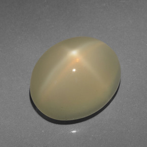 Pierre de lune étoilée jaune naturelle coupe ovale, 7,15 ct, translucide