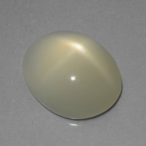Pierre de lune étoilée crème naturelle coupe ovale, 4,49 ct, translucide