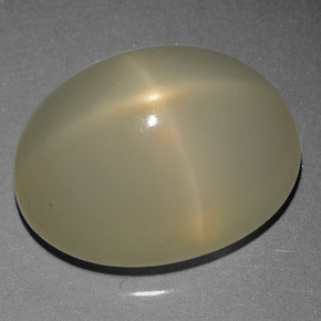 Pierre de lune étoilée crème naturelle coupe ovale, 23,15 ct, translucide