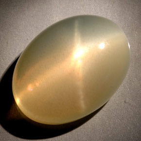 Pierre de lune étoilée orange naturelle transparent, 18,09 ct, transparent / translucide