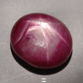 Rubis étoilé rouge pourpre naturelle coupe ovale, 22,57 ct, opaque