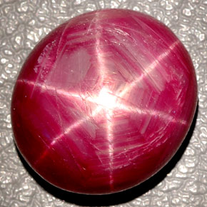 Rubis étoilé rouge naturelle coupe ovale, 27,00 ct, opaque