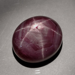 Rubis étoilé rouge naturelle coupe ovale, 26,50 ct, opaque