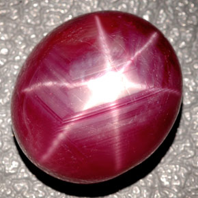 Rubis étoilé rouge naturelle coupe ovale, 24,37 ct, opaque