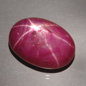 Rubis étoilé rouge naturelle coupe ovale, 27,63 ct, opaque