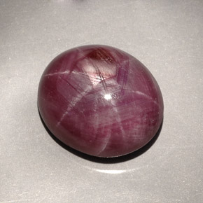Rubis étoilé rouge naturelle coupe ovale, 27,30 ct, opaque