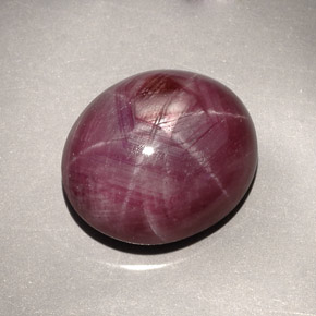 Rubis étoilé rouge naturelle coupe ovale, 27,30 ct, opaque