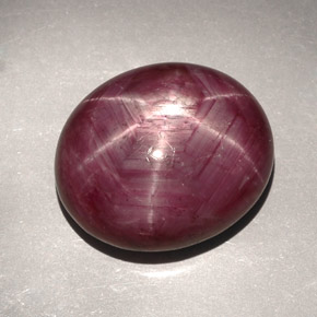Rubis étoilé rouge naturelle coupe ovale, 31,39 ct, opaque