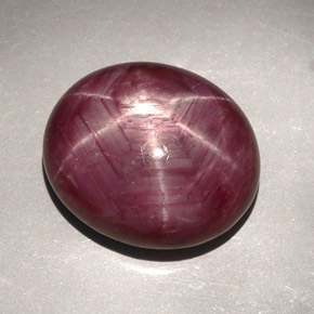 Rubis étoilé rouge naturelle coupe ovale, 31,39 ct, opaque
