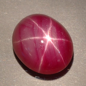 Rubis étoilé rouge naturelle coupe ovale, 7,44 ct, opaque
