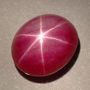 Rubis étoilé rouge naturelle coupe ovale, 7,44 ct, opaque