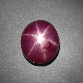 Rubis étoilé rouge naturelle coupe ovale, 8,21 ct, opaque