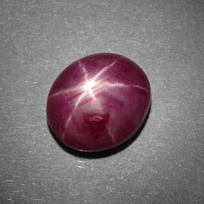 Rubis étoilé rouge naturelle coupe ovale, 8,21 ct, opaque