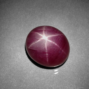 Rubis étoilé rouge naturelle coupe ovale, 7,15 ct, opaque