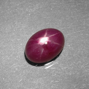 Rubis étoilé rouge naturelle coupe ovale, 1,80 ct, opaque