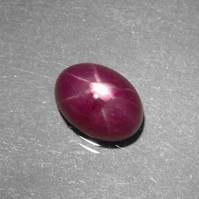 Rubis étoilé rouge naturelle coupe ovale, 1,80 ct, opaque