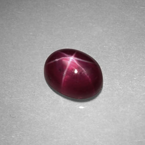 Rubis étoilé rouge naturelle coupe ovale, 0,89 ct, opaque