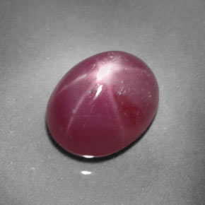 Rubis étoilé rouge naturelle coupe ovale, 2,20 ct, opaque