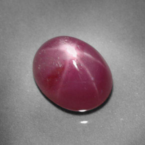 Rubis étoilé rouge naturelle coupe ovale, 2,20 ct, opaque