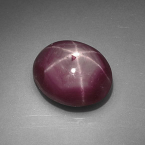 Rubis étoilé rouge naturelle coupe ovale, 4,12 ct, opaque
