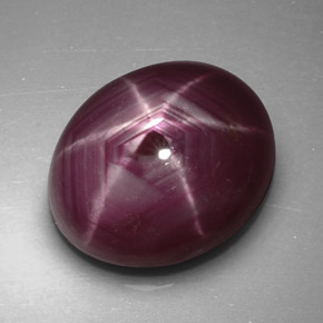 Rubis étoilé rouge naturelle coupe ovale, 4,77 ct, opaque