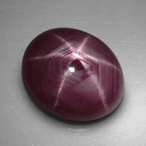 Rubis étoilé rouge naturelle coupe ovale, 4,77 ct, opaque